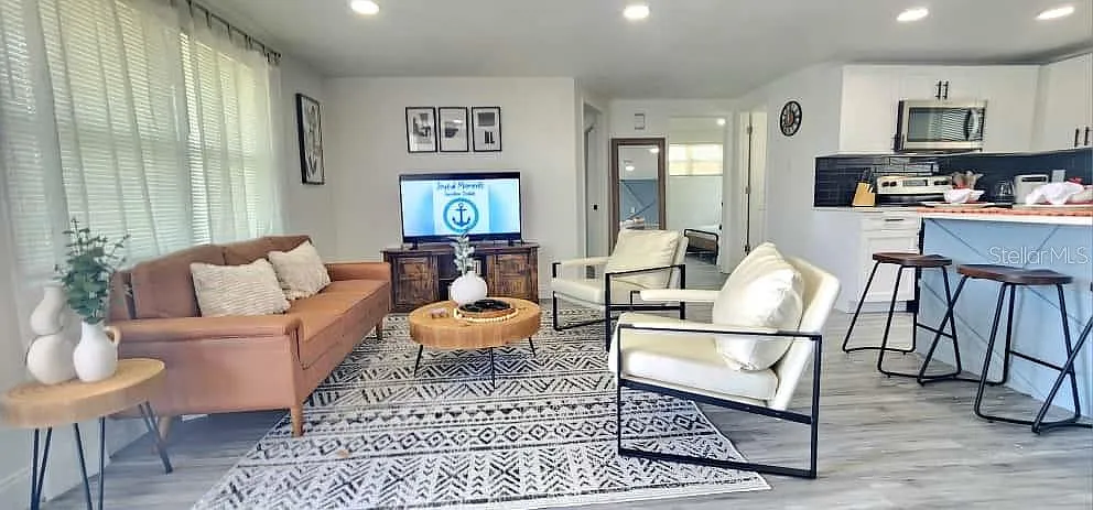 3 bed, 2.0 bath, 1354 sqft, $2,200 — Photo 2