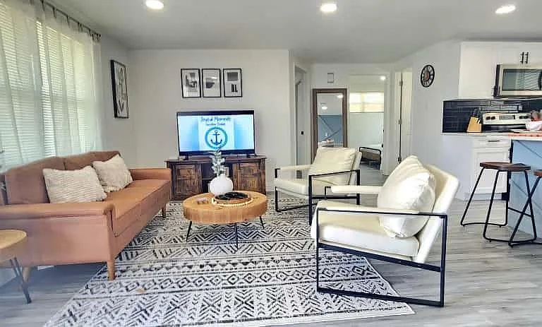 4012 Valencia Dr — Photo 2
