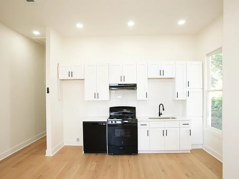 2324 W Daisy L Gatson Bates Dr #2 — Photo 6