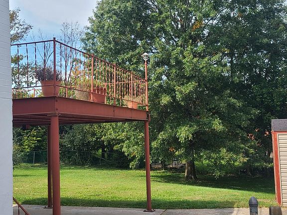 4th image of 204 Longview Dr