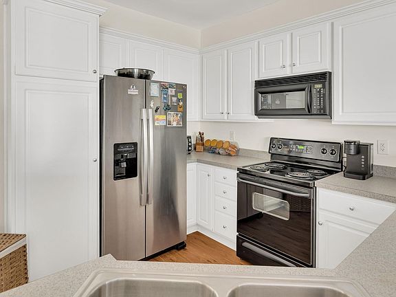 5th image of 105 Pin Oak Ct