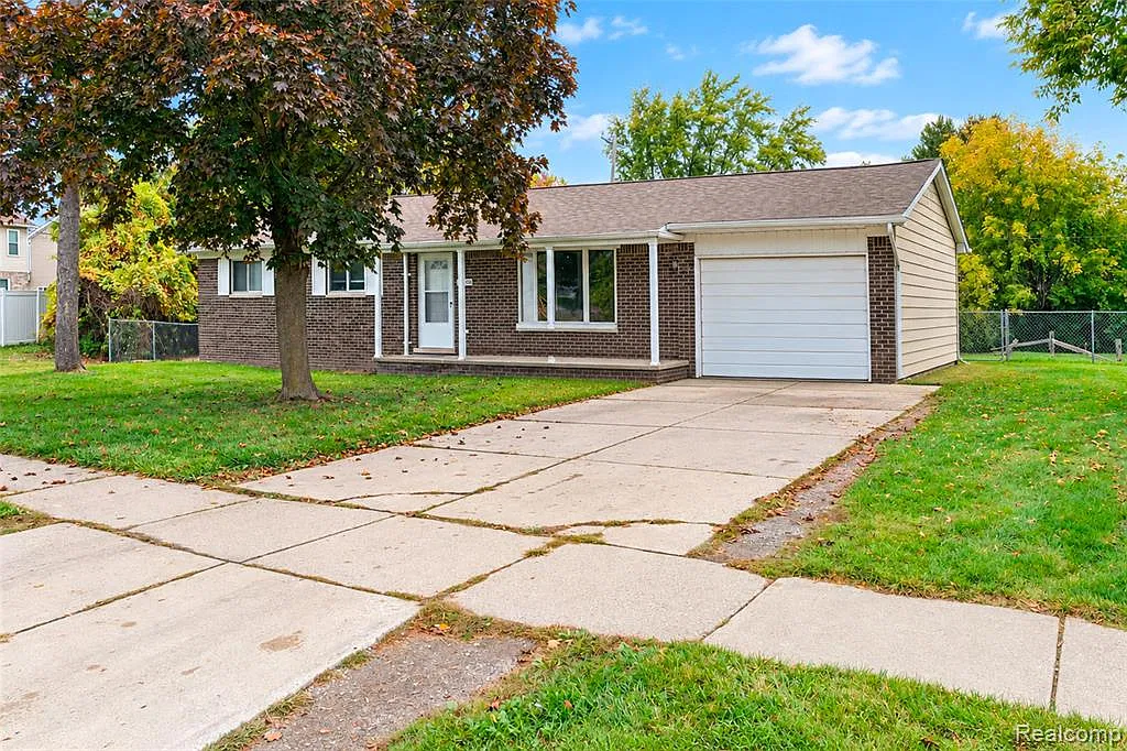 3 bed, 1.5 bath, 1376 sqft, $2,000 — Photo 3