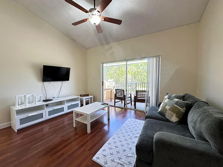 731 Cypress Ln #D — Photo 4