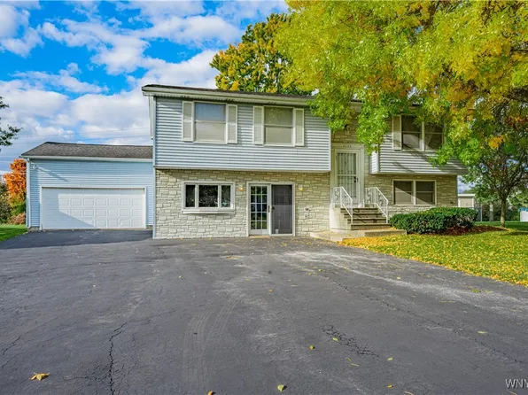 6559 Royal Pkwy N, Lockport, NY 14094