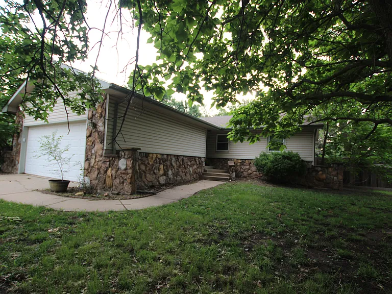 512 N Cardington St — Photo 2