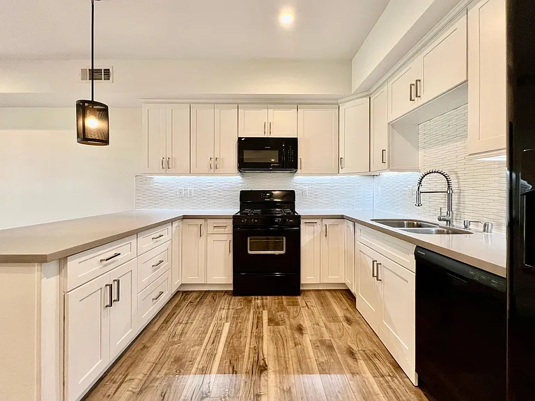 340 N Oxford Ave #202 — Photo 4