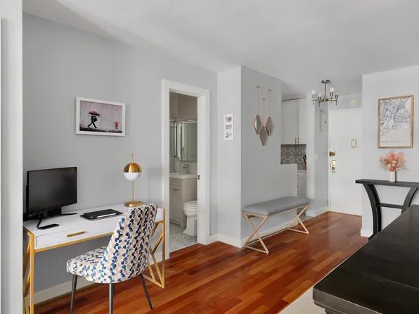 200 East 24th Street image 2 of 6