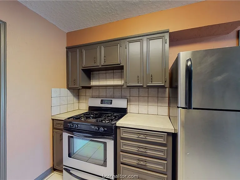 2104 Elmwood Dr — Photo 6