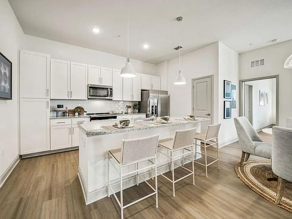4th image of 3 Park Blvd N #3