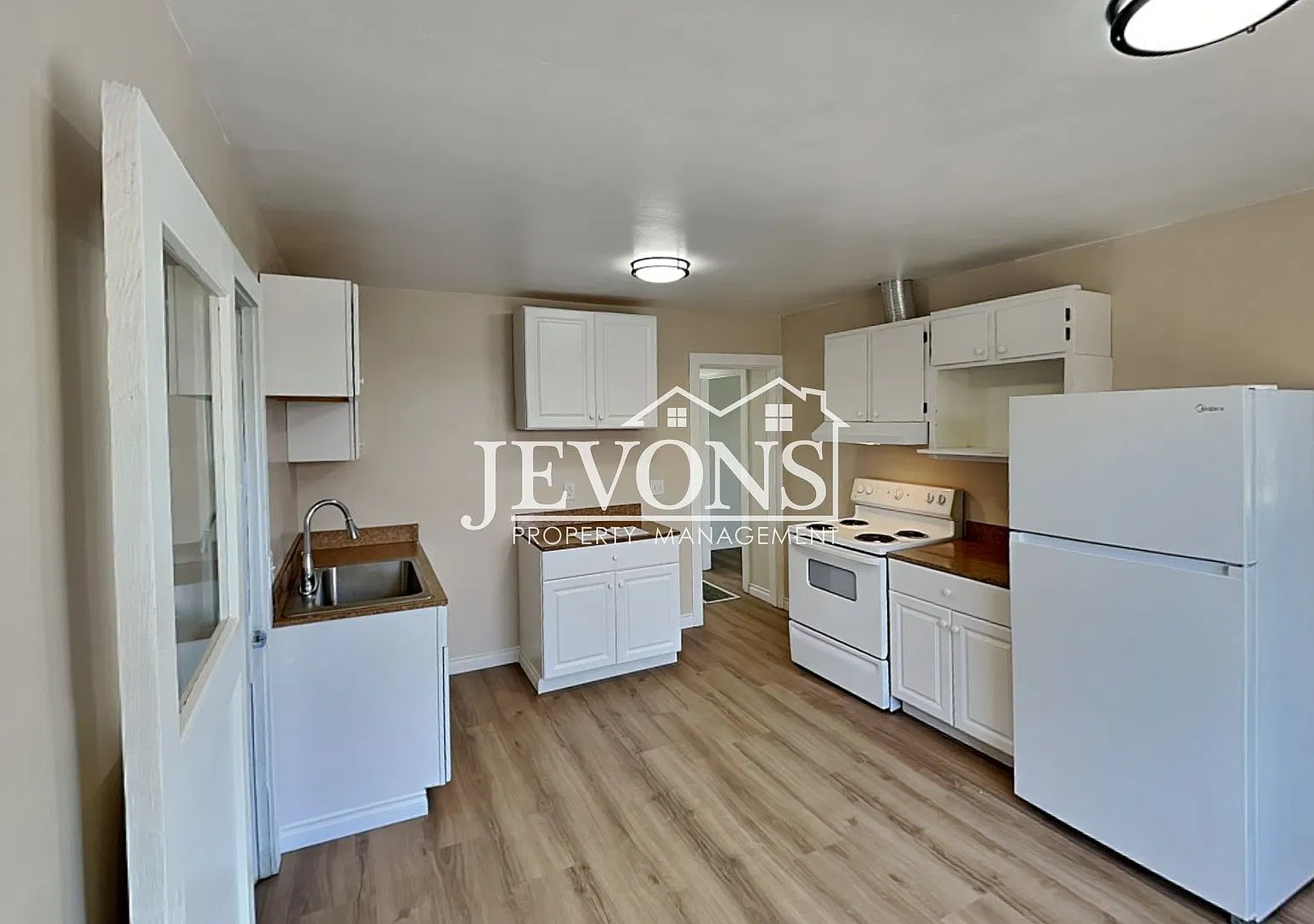 $250 Off First Month's Rent. Charming 2 Bed, 1 Bath Home with Fenced Yard and Garage. — Photo 2