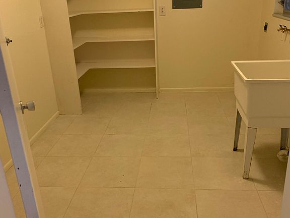 Large laundry room off kitchen garage entrance