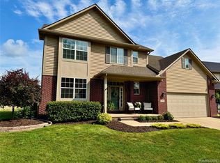 23984 Waterview Dr, New Boston, MI 48164