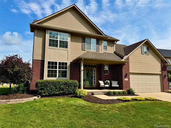 23984 Waterview Dr, New Boston, MI 48164
