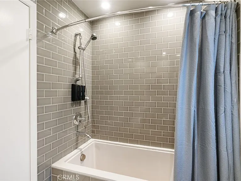 1447 N Kings Rd — Photo 30