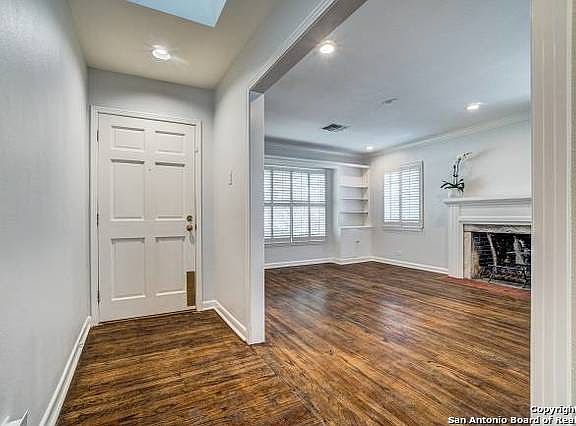 5th image of 233 Calumet Pl