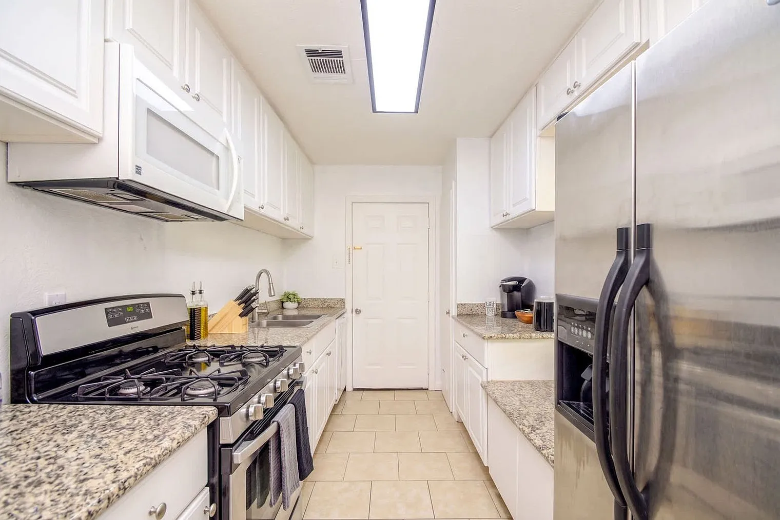 2 bed, 1.0 bath, 893 sqft, $3,152 — Photo 4