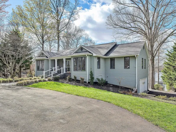 385 Cross Harbor Dr, Penhook, VA 24137