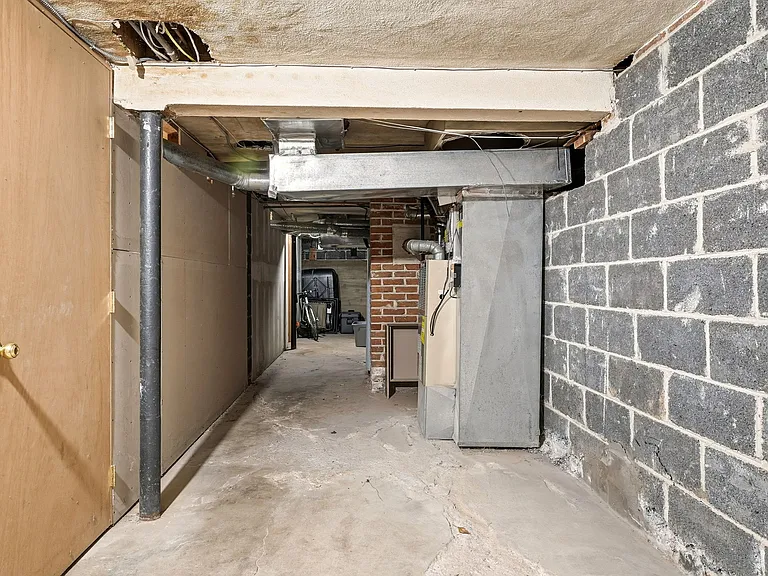 781 Forest St — Photo 3