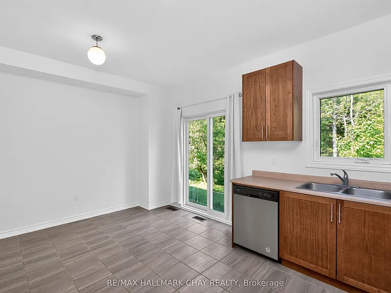 38 Milson Cres — Photo 9