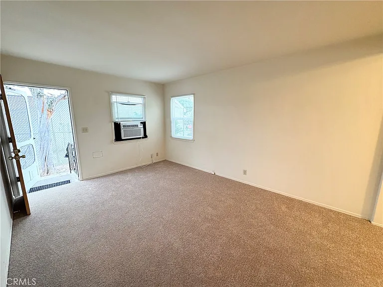 1042 W 7th St — Photo 6