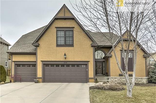 ABSOLUTELY STUNNING 1.5 Story in Forest Glen by the Lake!!!!