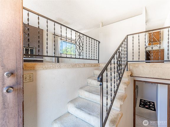 3rd image of 604 N Larch Avenue
