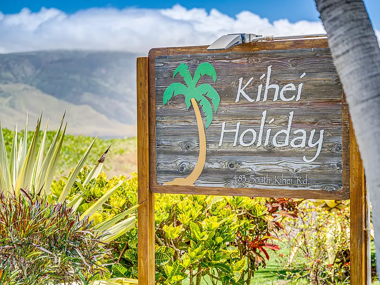 Kihei Holiday complex; conveniently located in North Kihei with access to North Kihei Road and Pi'ilani highway into Kahului.