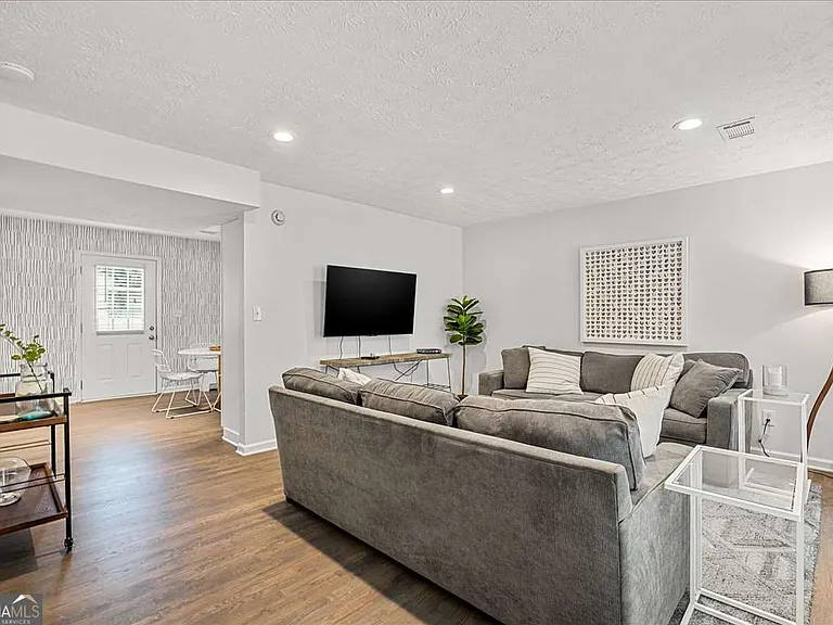 840 Rosedale Ave SE #B — Photo 2