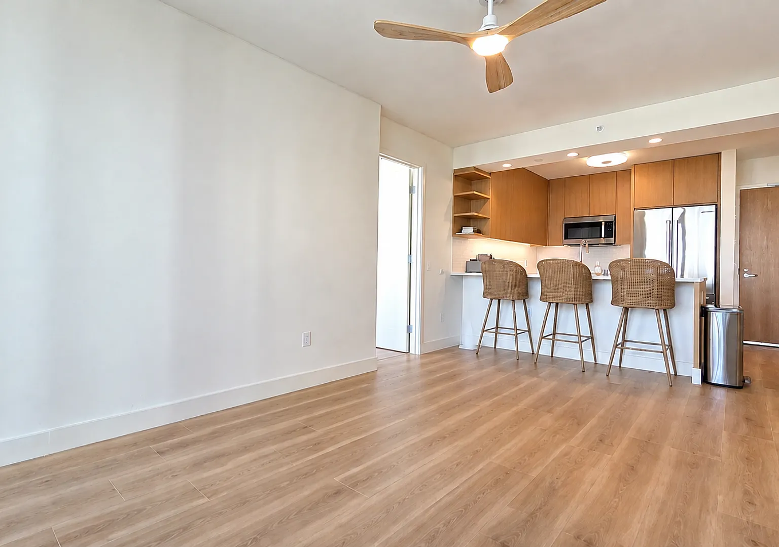 Furnished 2 bd / 2 bath / 2 parking at Sky Ala Moana West — Photo 2