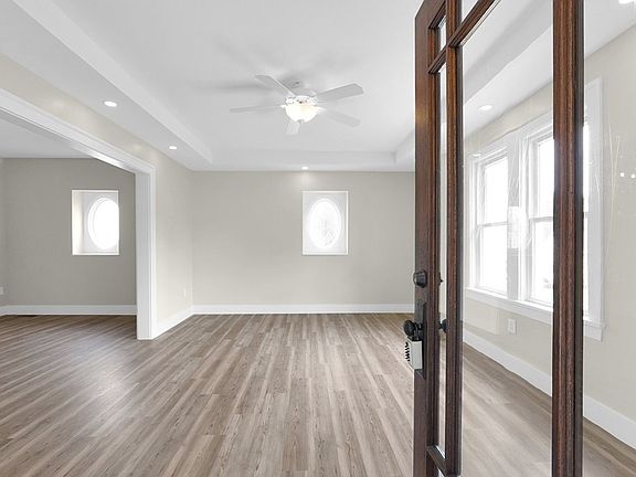 5th image of 122 Church St