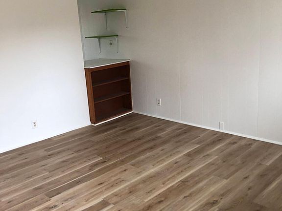 4th image of 740 33rd St