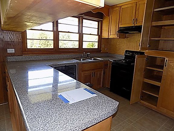 3rd image of 1385 Serpentine Dr