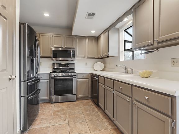 3rd image of 105 Roswell Green Ln