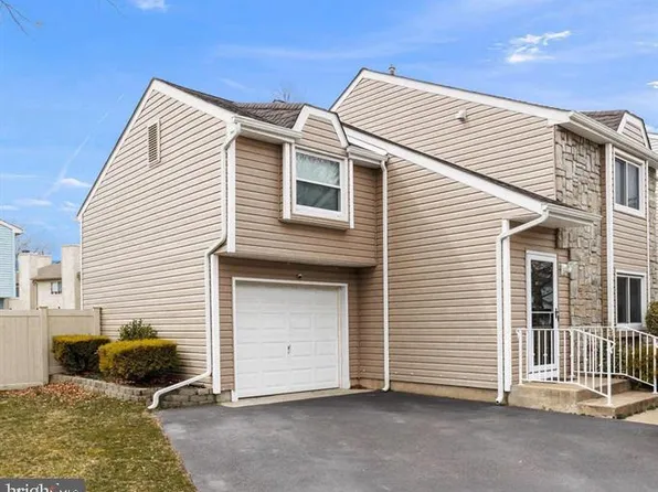 17 Winchester Dr, East Windsor, NJ 08520