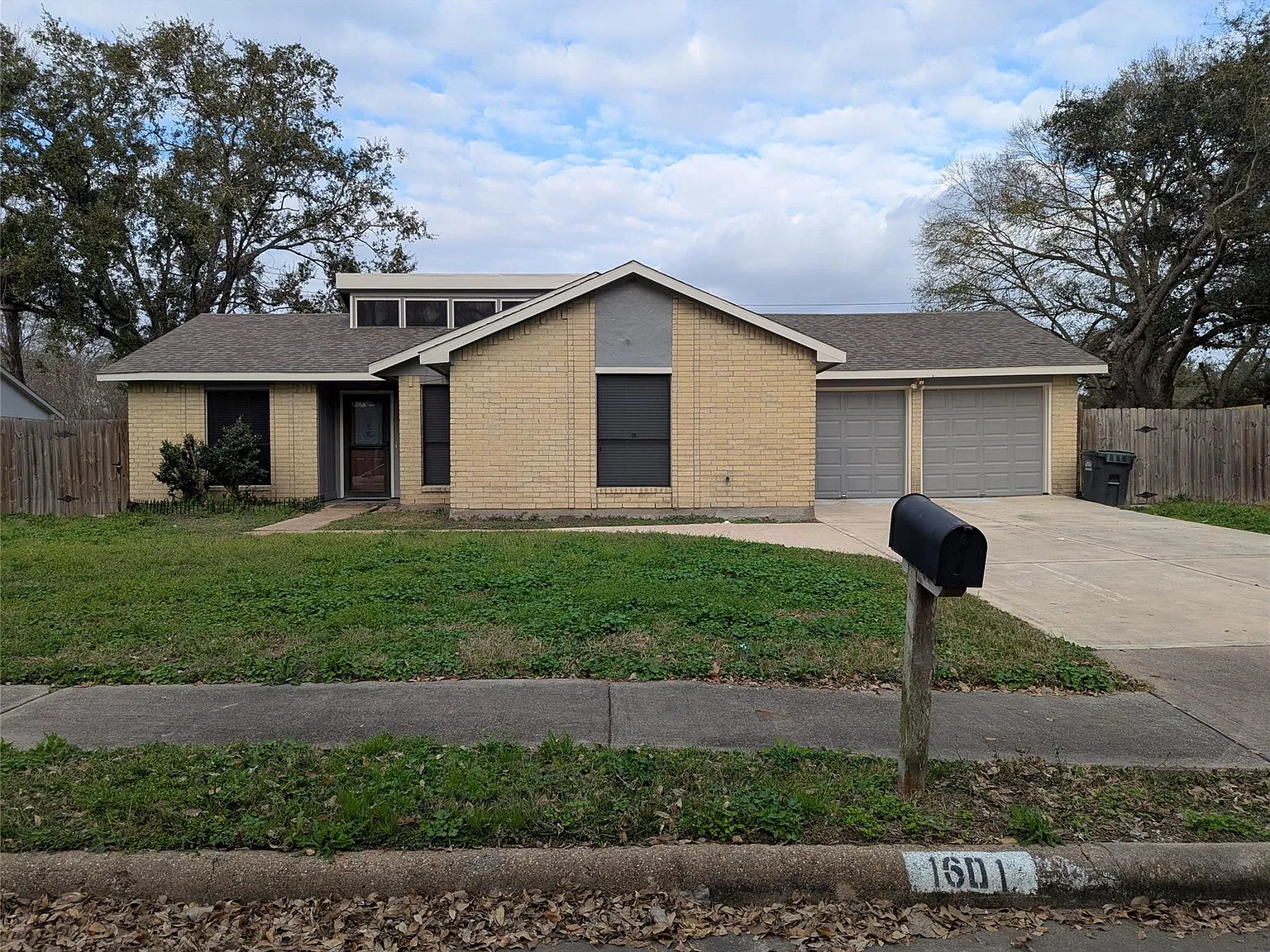 3 bed, 2.0 bath, 1136 sqft, $2,000 — Photo 2