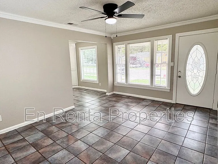 601 W Beach St — Photo 5