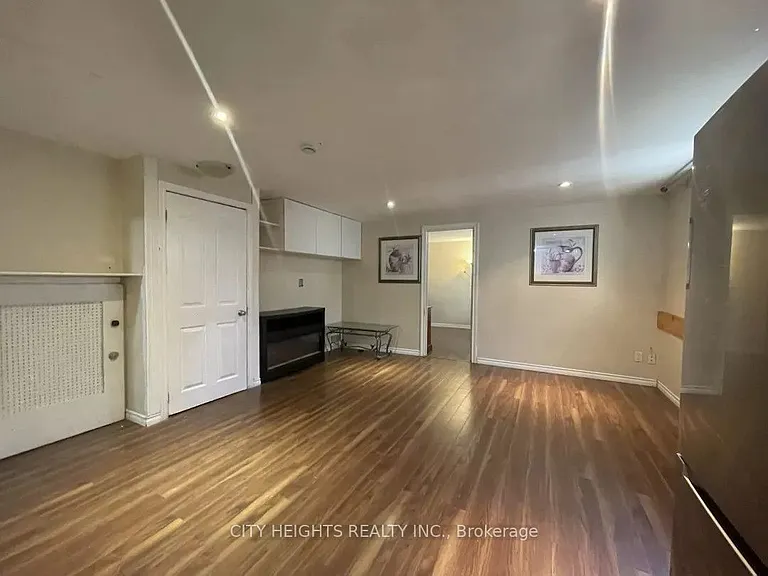 176 Fennell Ave E — Photo 5