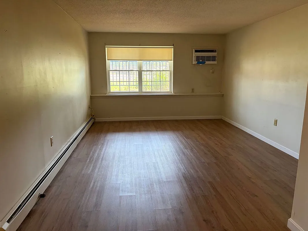 2 bed, 1.0 bath, 804 sqft, $2,300 — Photo 2