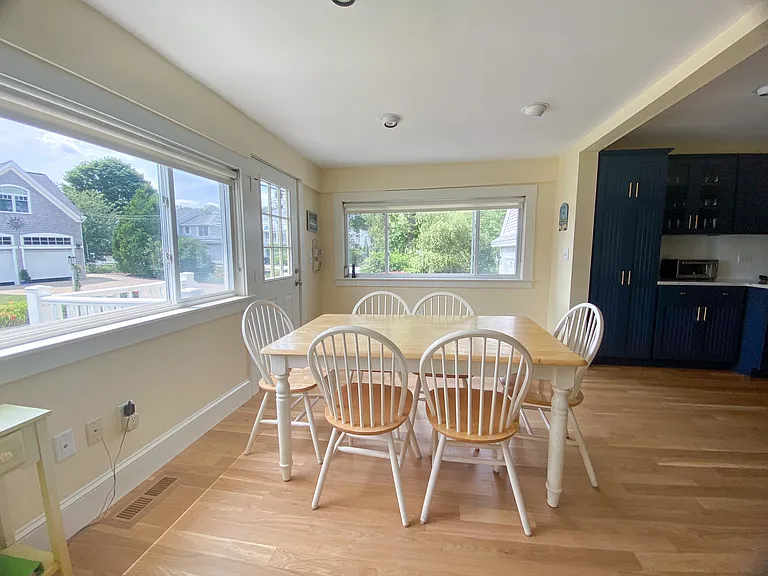 Kitchen Eating Area