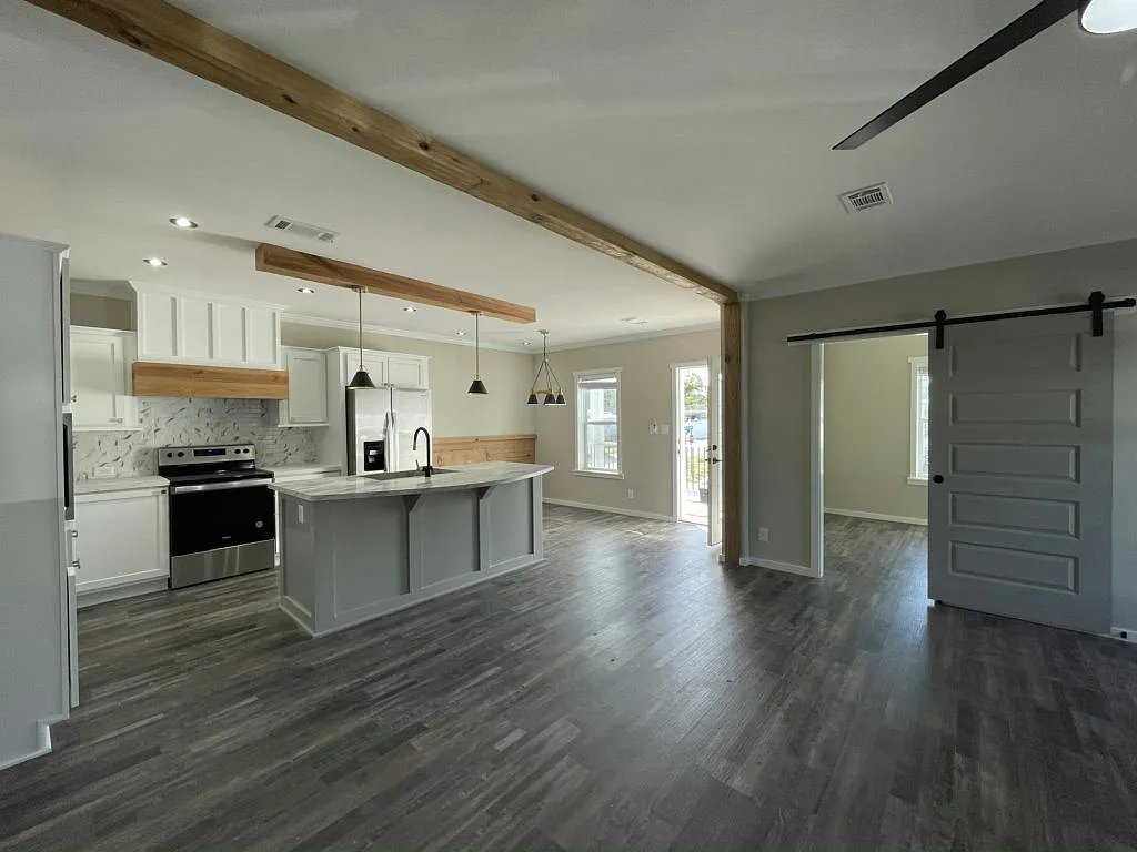 3 bed, 2.0 bath, 1356 sqft, $1,950 — Photo 2