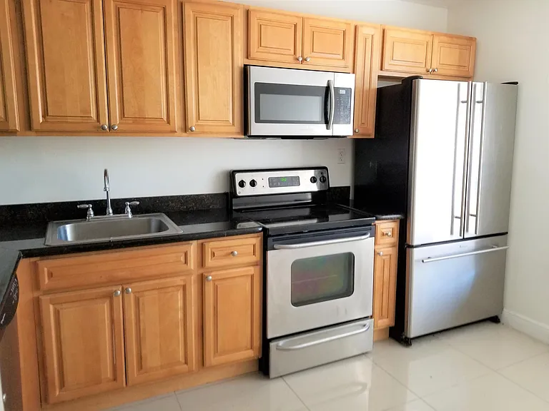 8059 SW 21st Ct — Photo 2