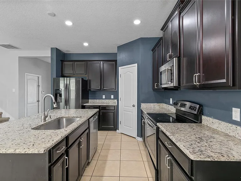 2572 Limerick Cir — Photo 12