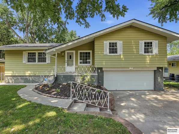 9478 Wirt St, Omaha, NE 68134