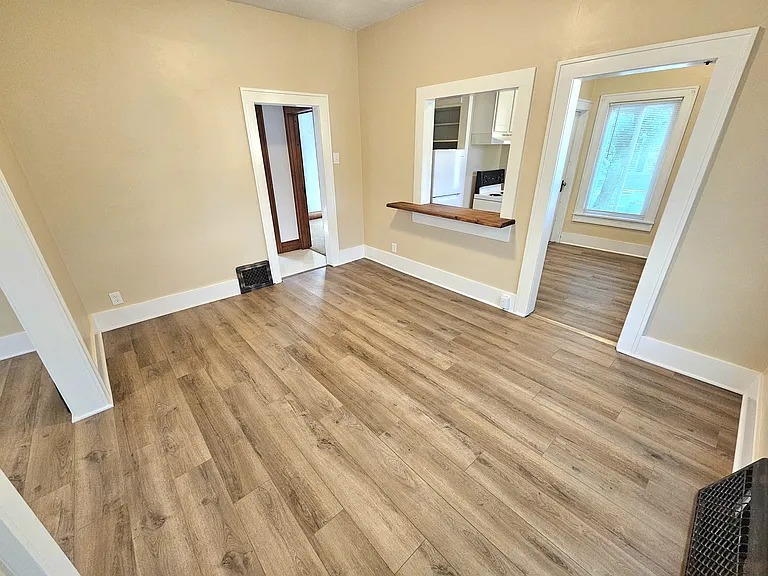 135 W Douglas St — Photo 4