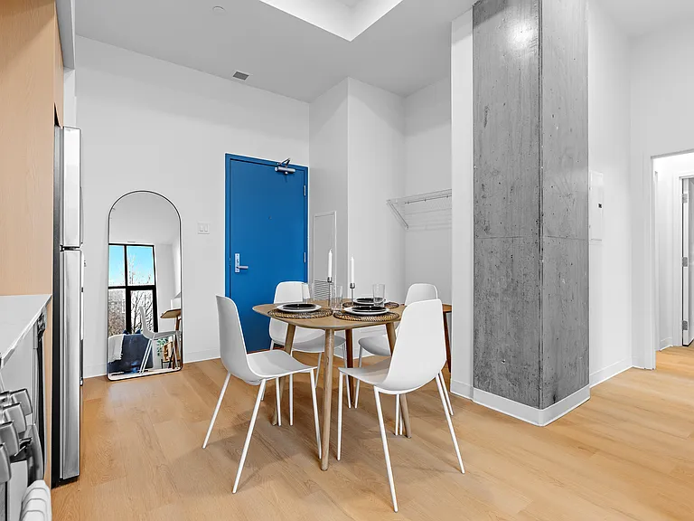 101 Champagne Ave S — Photo 8