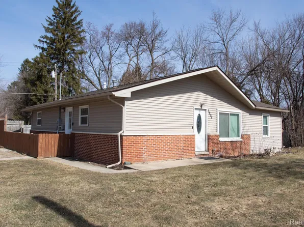 2905 Jackson Blvd, Highland, MI 48356