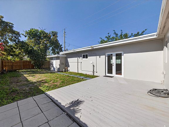 4th image of 1445 NE 1st Avenue