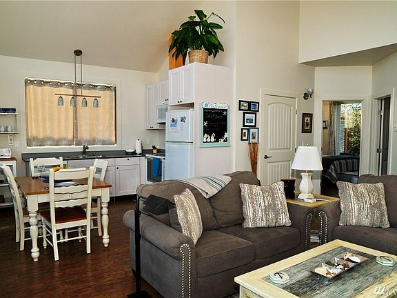 All furnishings stay for your convenience.
