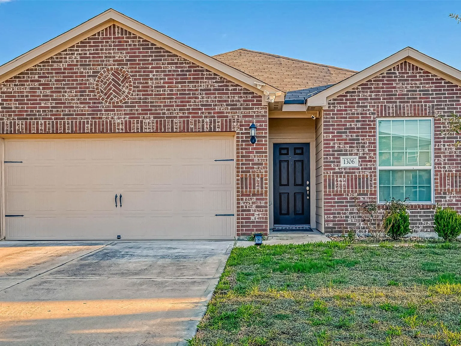3 bed, 2.0 bath, 1581 sqft, $1,900 — Photo 2