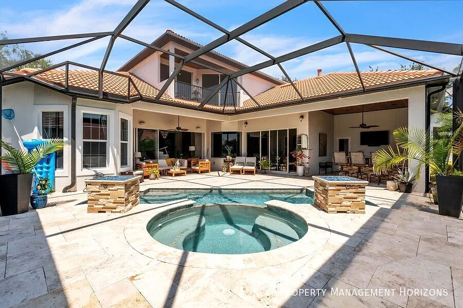 Stunning Country Club 5 Bed 3.5 Bath Residence — Photo 3